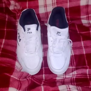 Brand New Fila Tri Runner leather sneaker white/navy Size 9.5 ret. $50